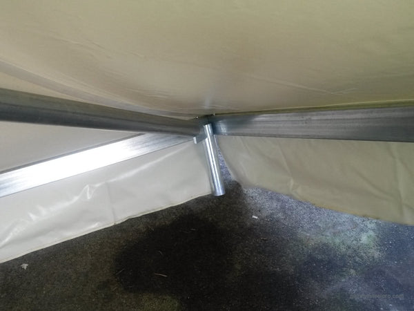 Giunto d'angolo dell'Airone Basic con le travi 80×40 e la traversa tonda Ø60, foto vera