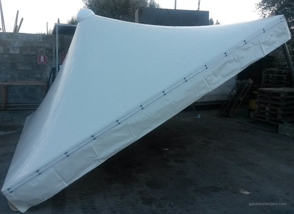Telo in PVC dell'Airone Basic con il cupolino in cima e i cavallotti lungo il bordo, foto vera