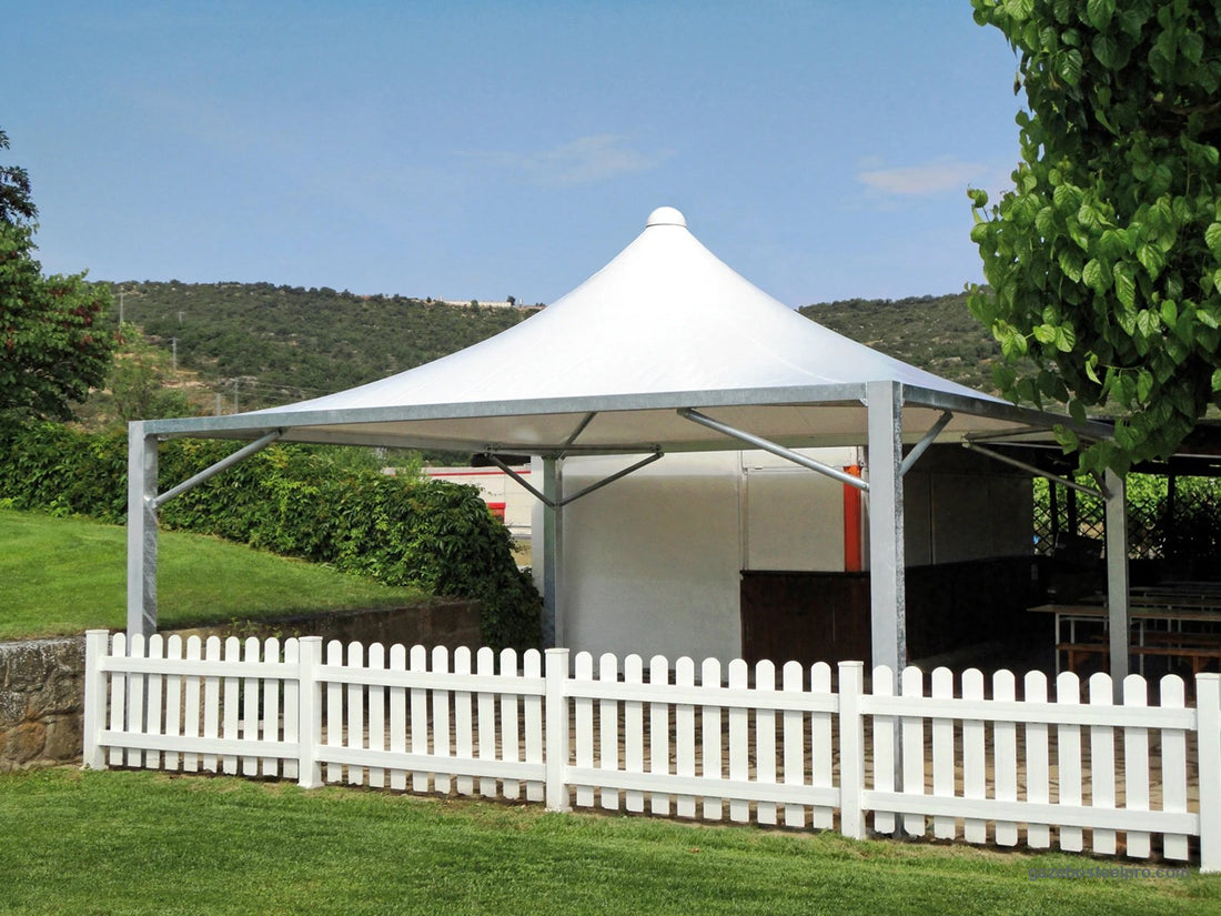 Gazebo Airone Max Leggero con telo bianco visto di fronte, con i traversini agli angoli, foto vera