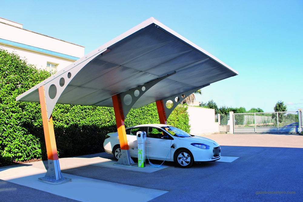 Carport Sunshine con piantoni scatolati arancioni e un'auto elettrica in ricarica sotto