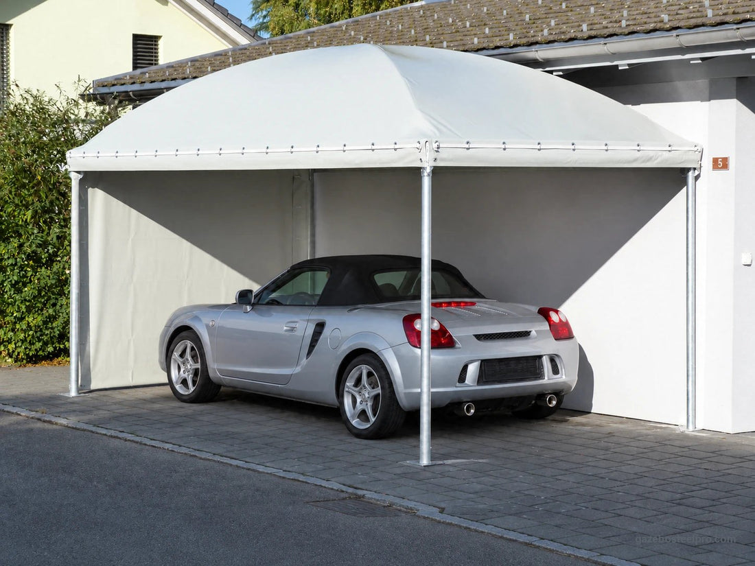 Gazebo Gemma Basic zincato con telo bianco usato come posto auto, chiuso da laterali in PVC su due lati, foto vera