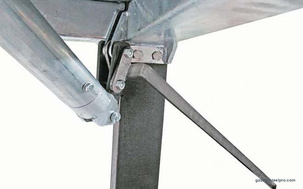 Angolo del Cicogna Minimax con l'arco nel beccuccio e le piastrine di tensionamento, foto vera