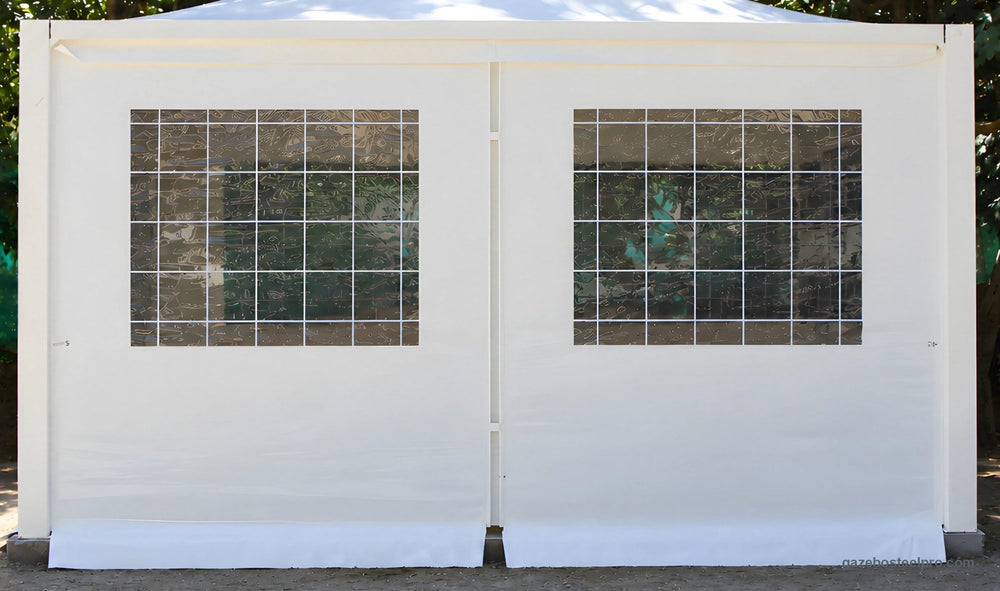 Parete di gazebo chiusa con il sistema WIN: due ante in PVC bianco con finestre trasparenti, foto vera
