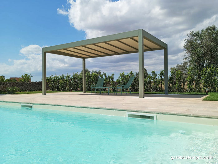Pergola QBox Linea verde salvia con copertura fissa in PVC beige a bordo piscina, con sedie verdi sotto