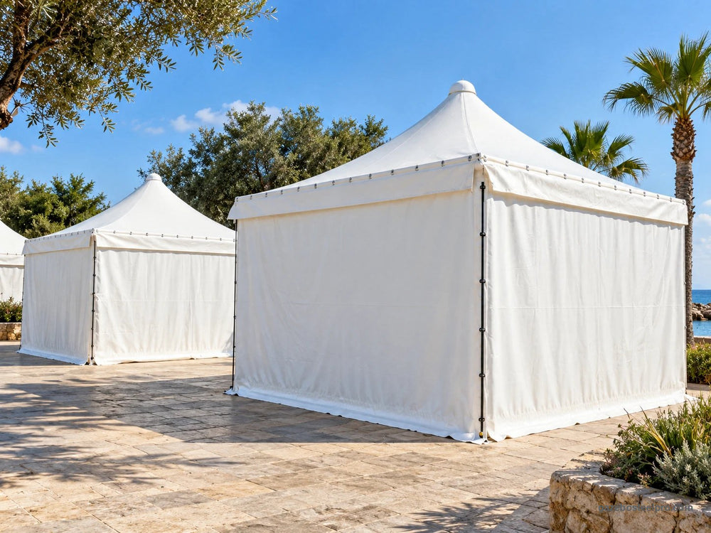 Tre gazebo Airone Basic bianchi in fila, chiusi su quattro lati con pareti in PVC piene