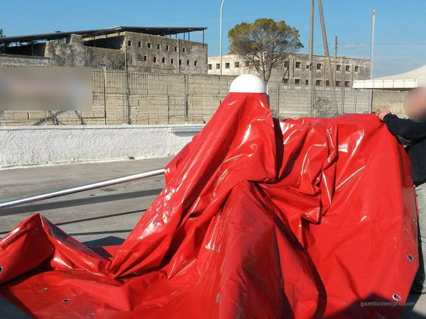 Montaggio dell'Airone Basic, passo 4: telo rosso steso sopra la struttura, foto vera