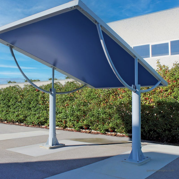 Piantoni tondi del Carport Sunshine con i bracci curvi in tubo che reggono il tetto