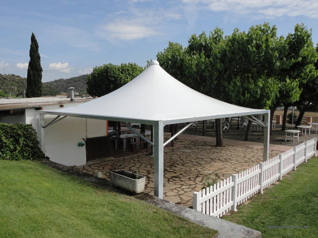 Gazebo Airone Max Leggero con telo bianco e montanti quadri zincati, visto di tre quarti, foto vera